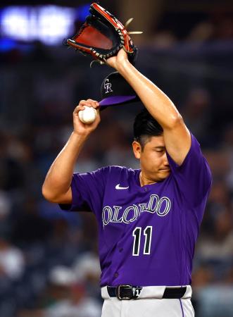 ヤンキース戦に先発したロッキーズ・菅野。6回を5失点で9敗目を喫した=ニューヨーク(AP=共同)