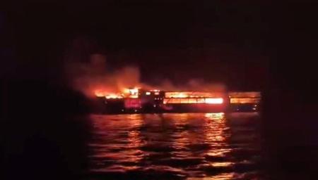 ９日、フィリピン・パラワン州沖で炎と煙を上げる船舶（沿岸警備隊提供、ロイター＝共同）