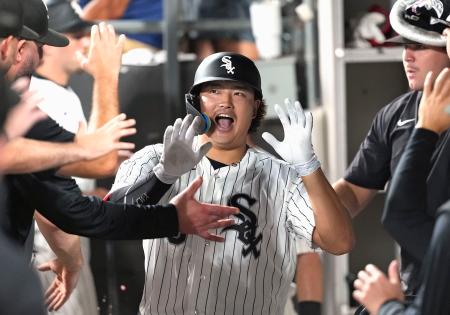 パイレーツ戦の8回、31号ソロを放ちタッチを交わすホワイトソックス・村上=シカゴ(共同)