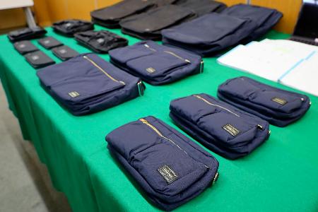 押収されたリュックなど＝１０日午前、警視庁万世橋署