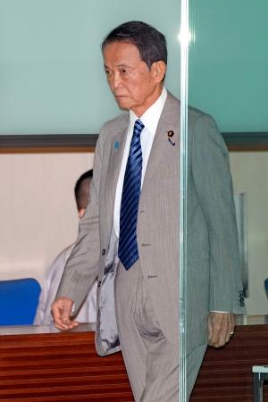 首相官邸に入る自民党の麻生副総裁＝１０日午前