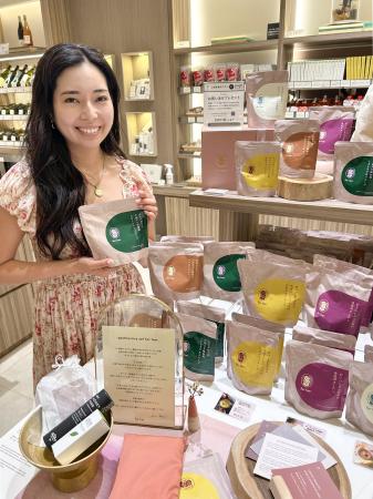 　スープ商品を手にする「ｆｏｒ　ｈｅｒ．」取締役社長の片山有紗さん＝東京・伊勢丹新宿店本館
