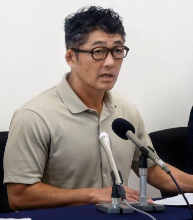 控訴審判決後、記者会見する松山大の大西崇仁准教授＝１０日午後、高松市