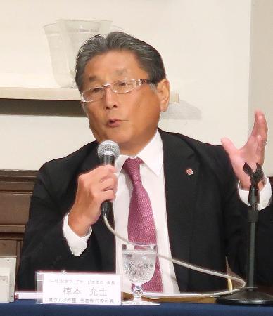 記者会見する日本フードサービス協会の椋本充士会長＝１０日午後、東京都千代田区