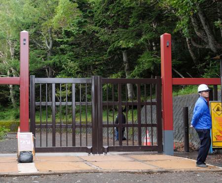 閉じられた富士山５合目にある吉田ルートの入山ゲート＝１０日午後、山梨県富士吉田市