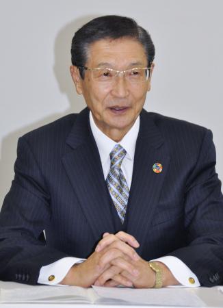 記者会見する日産自動車取締役会議長の小路明善氏＝１０日午後、横浜市