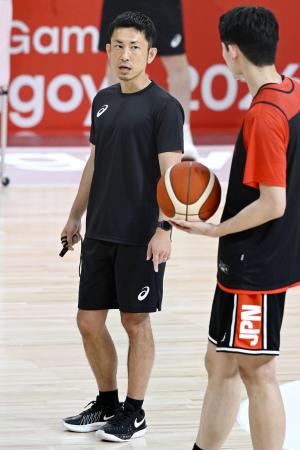 バスケットボールの本番会場での公式練習で、選手と話す男子日本代表の吉本泰輔監督=8日、IGアリーナ