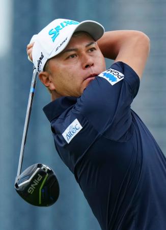 第1日、2番でティーショットを放つ大堀裕次郎。5アンダーで首位=ジャック・ニクラウスGC(共同)