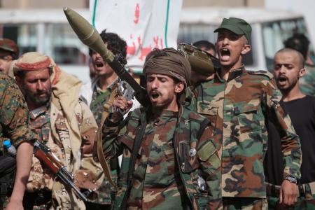 10日、イエメンの首都サヌアで行進する親イラン武装組織フーシ派のメンバー(AP=共同)