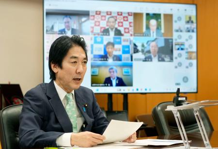 所得連動型給付制度を巡る地方自治体側との協議で発言する城内全世代型社会保障改革相＝１１日午前、東京都千代田区