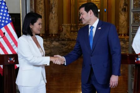 １０日、ペルー・リマで握手するルビオ米国務長官（右）とフジモリ大統領（ＡＰ＝共同）