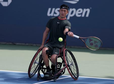 車いすの部男子シングルス準々決勝でプレーする小田凱人＝ニューヨーク（ゲッティ＝共同）