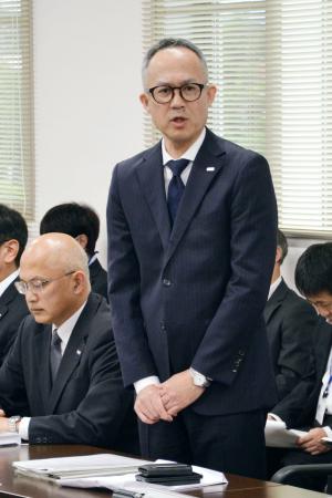青森県大間町議会の特別委員会で陳謝する電源開発の加藤英彰社長（右）＝１１日午前