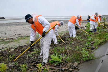 海岸付近を捜索する福島県警の警察官ら＝１１日午前、福島県富岡町