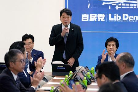 自民党の税制調査会と社会保障制度調査会の合同会議であいさつする小野寺税調会長（中央）＝１１日午前、東京・永田町の党本部