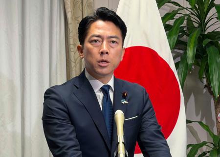 記者会見する小泉防衛相＝１１日午前、国会