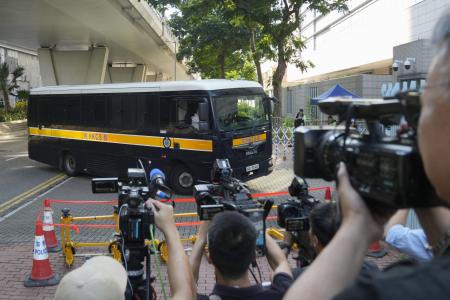 量刑を言い渡す公判のため、香港の裁判所に入る支連会の被告を乗せたとみられる車両＝１１日（共同）