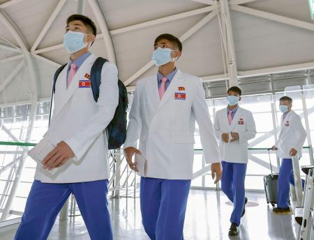 愛知・名古屋アジア大会に出場するため、関西空港に到着した北朝鮮の選手ら＝１１日午後