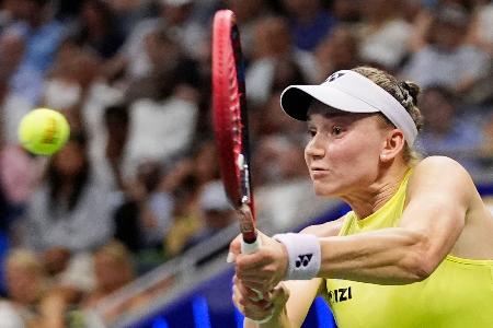 女子シングルス準決勝でプレーするエレーナ・ルバキナ=ニューヨーク(AP=共同)