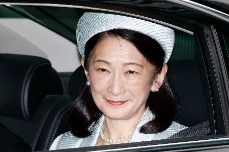 ６０歳の誕生日を迎え、天皇、皇后両陛下にあいさつするため皇居に入られる紀子さま＝１１日午前、半蔵門