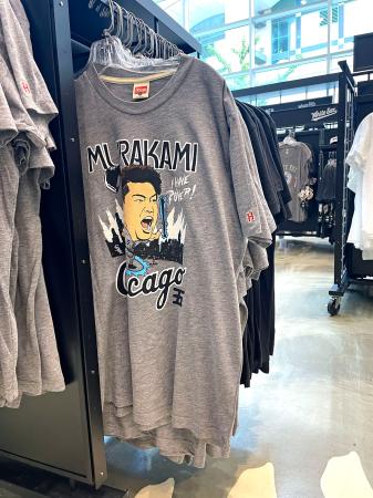 　米大リーグ、ホワイトソックスの公式ショップで販売されている村上宗隆のイラスト入りのＴシャツ＝８月、シカゴ（共同）
