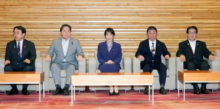 閣議に臨む高市首相（中央）ら＝１１日午前、首相官邸