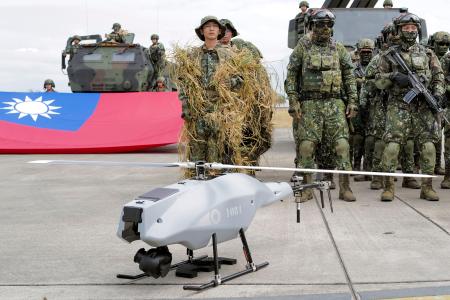 台湾軍の演習で登場した無人機＝１月、台中市（共同）