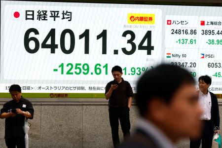 約１カ月ぶりの安値水準を付けた、日経平均株価の終値を示すモニター＝１１日午後、東京都中央区