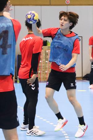 練習でパスを出すハンドボール男子日本代表の藤坂＝東京都内
