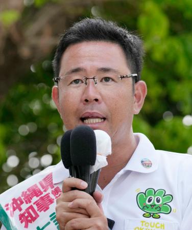 街頭演説で支持を訴える古謝玄太氏＝１１日午後、那覇市