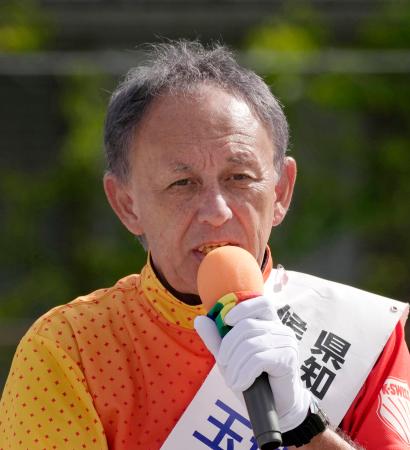 街頭演説で支持を訴える玉城デニー氏=11日午前、那覇市
