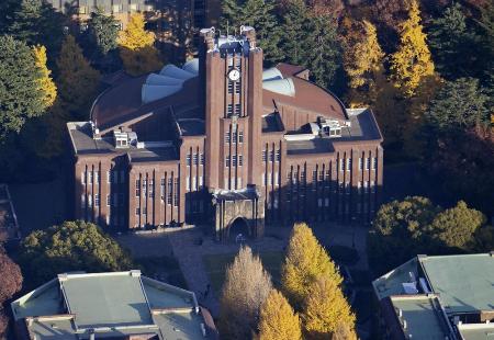 東京大学本郷キャンパス内にある安田講堂＝東京都文京区（共同通信社ヘリから）