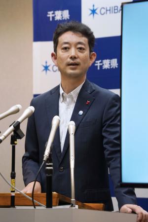 臨時記者会見に臨む千葉県の熊谷俊人知事＝１１日午後、千葉県庁