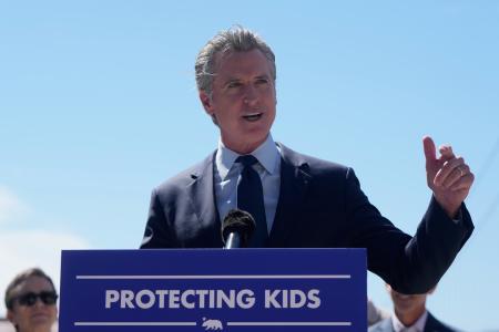 １０日、米カリフォルニア州で演説するニューサム知事（ＡＰ＝共同）