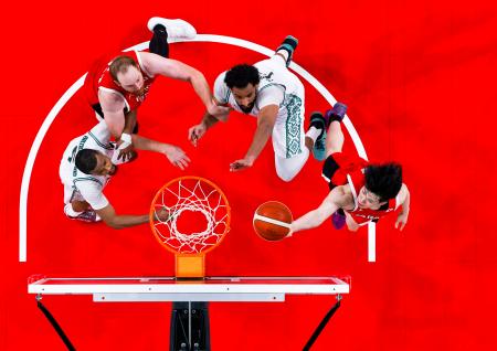 日本―サウジアラビア　第４クオーター、シュートを決める小川（右端）＝ＩＧアリーナ