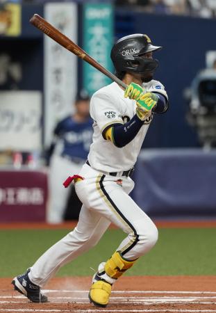６回オリックス２死三塁、宗が右前に適時打を放つ＝京セラドーム