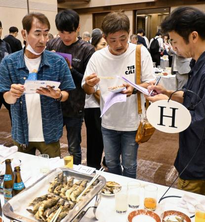 高知市で開かれた「第２７回清流めぐり利き鮎会」＝１１日夜