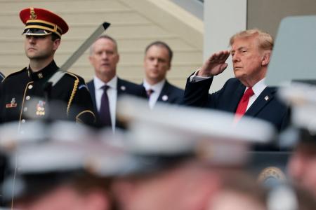 米ワシントンで、国防総省の追悼式典に出席するトランプ大統領（右）＝１１日（ロイター＝共同）