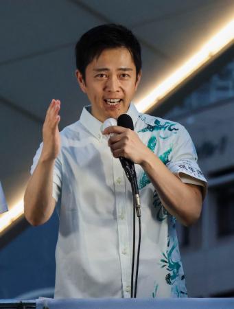 沖縄県知事選で古謝玄太氏の応援演説をする日本維新の会の吉村代表＝１１日夕、那覇市