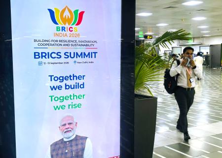 ＢＲＩＣＳ首脳会議開催を告知する電子掲示板＝９日、インド・ニューデリー（共同）