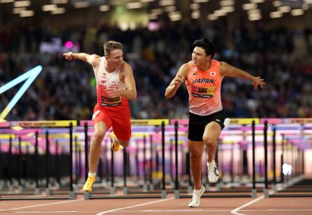 男子１１０メートル障害予選で力走する阿部竜希（右）＝ブダペスト（ゲッティ＝共同）