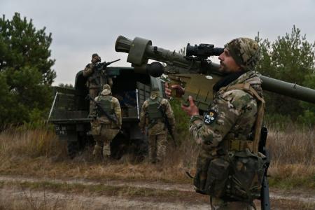 携帯型地対空ミサイルを構えるウクライナ空軍の防空部隊員＝２０２４年１１月、キーウ近郊（共同）