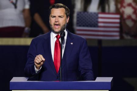 １０日、米テキサス州で開かれた共和党大会で演説するバンス氏（ゲッティ＝共同）