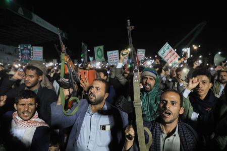11日、イエメンの首都サヌアに集まる親イラン武装組織フーシ派の支持者ら(AP=共同)