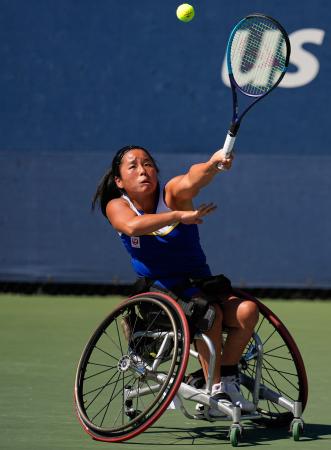 車いすの部女子シングルス準決勝でプレーする上地結衣=ニューヨーク(AP=共同)