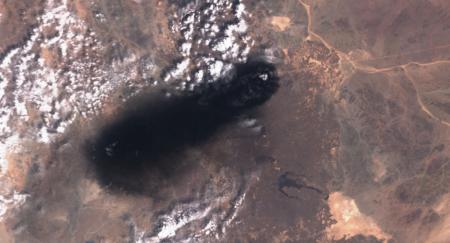 １０日、サウジアラビア東西を貫く原油パイプライン沿いの地域で黒煙が上がっている様子を捉えた衛星写真（欧州宇宙機関の観測衛星センチネル３撮影・ロイター＝共同）