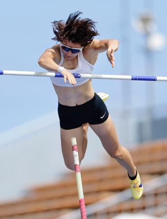 女子棒高跳び　日本新の４メートル５１をクリアする諸田実咲＝たけびしスタジアム京都