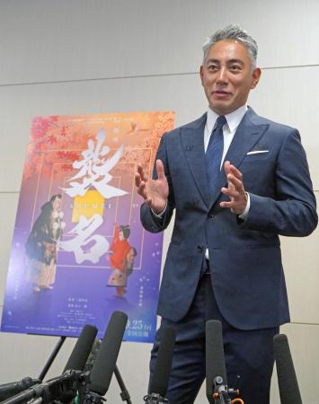 取材に応じる市川團十郎白猿＝１２日、東京都内