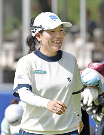 第３日、ホールアウトする勝みなみ。通算８アンダーで首位＝片山津ＧＣ