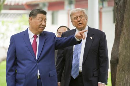 北京の中南海でトランプ米大統領（右）を案内する中国の習近平国家主席＝５月（ゲッティ＝共同）